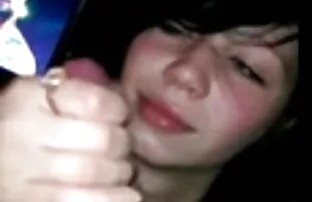 XXX एक छात्रावास में एक पार्टी के नेतृत्व में एक बोतल सेक्स पिक्चर चाहिए बजाना