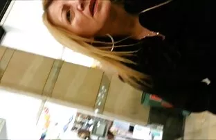 XXX बिस्तर में युवा हिंदी में सेक्सी पिक्चर हिंदी में सेक्सी पिक्चर युवती और उसके वयस्क पति