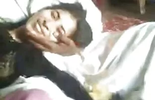 XXX युवा जोड़ों घास काटना के तहत एक समूह सेक्सी वीडियो पिक्चर देखने में