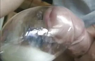 XXX एक पॉर्न स्टार धूम्रपान करता है एक सिगरेट सेक्स पिक्चर वीडियो फिल्म जबकि शयन के साथ एक नीग्रो